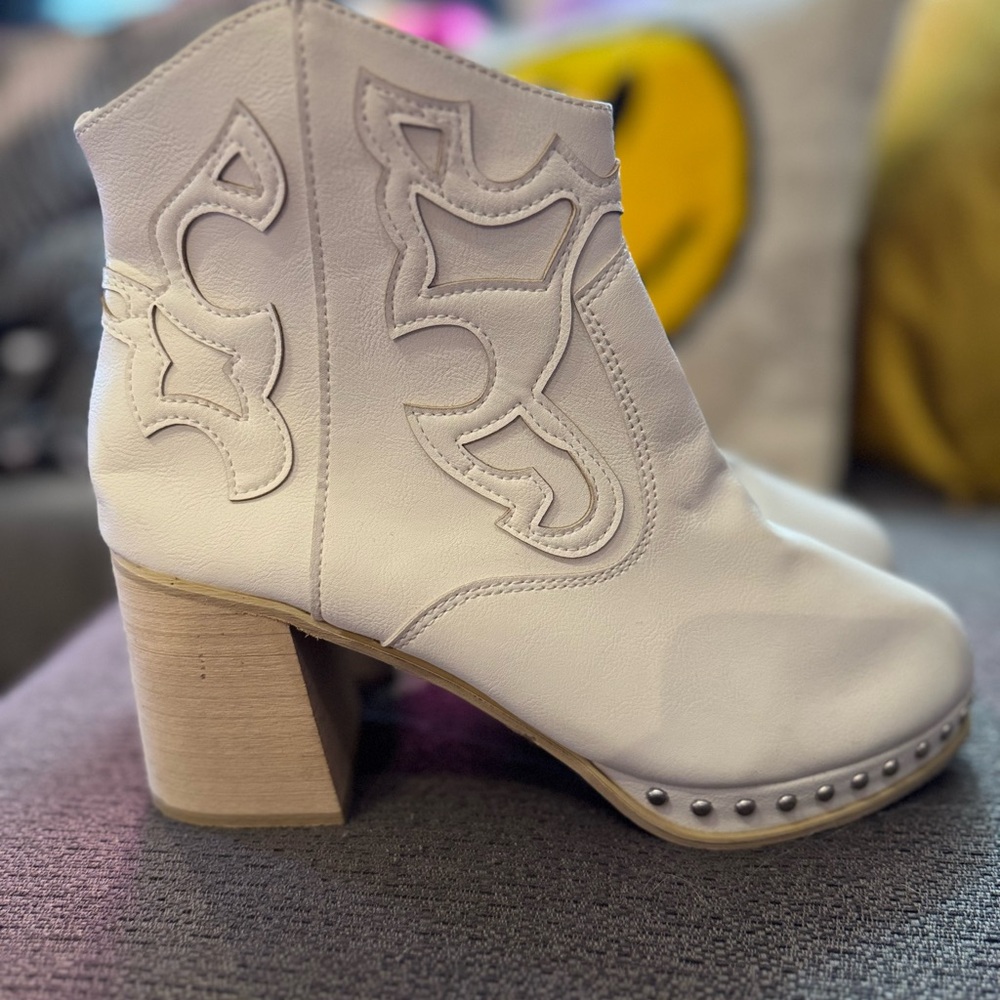 White Embroidered Ankle Cowboy Boots-Western